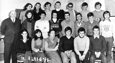 La classe III A del Liceo di Borgo San Lorenzo. Da sinistra in alto: Biancamaria Meucci, Paola  Ficini, Luca Luminati, Stefano Tagliaferri, Paolo Pacetti, Massimo Boni, Paolo Pili; seconda fila: prof. Pozzesi, Cristina Ficini, Luigi Paoli, Pierpaolo Santini, Massimo Parigi, Patrizio Belli, Andrea Lapi, Bruno Becchi; seduti:  Laura Recati, Nicoletta Lombardi, Cinzia Pifferi, Marco Pinelli, Paolo Guidotti, Alberto Agostini