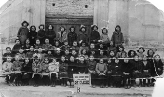 Una seconda classe delle suore Stimmatine (1919) posa davanti al Santuario del SS. Crocifisso colpito dal terremoto del 29 Giugno 1919