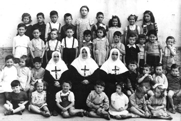 Un gruppo di bambini e bambine all�Asilo infantile delle Suore Stimmatine �1945